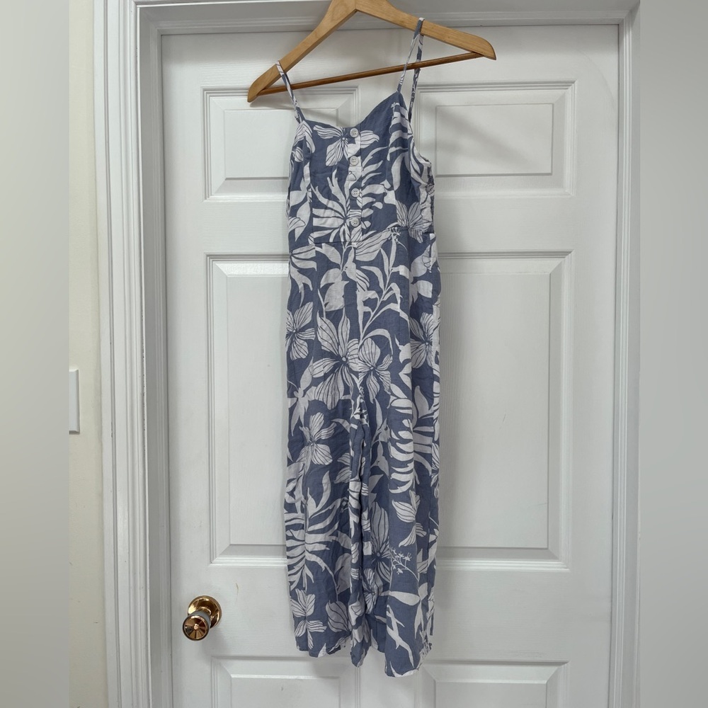 Cozy Casual Floral jumpsuit Blue and White size ladies small